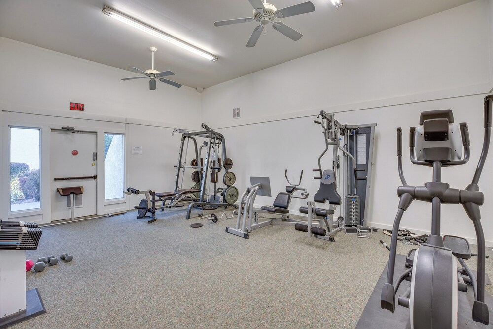 Grand Junction Condo: Balcony, Community Pool!