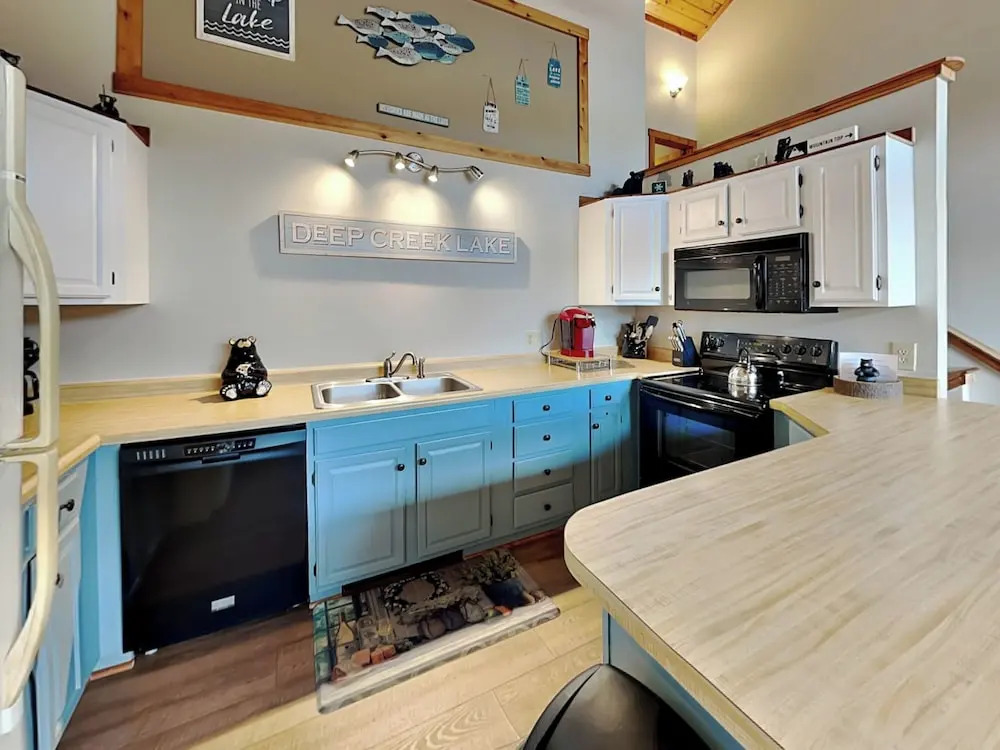 Sunplace 30 by Taylor Made Deep Creek