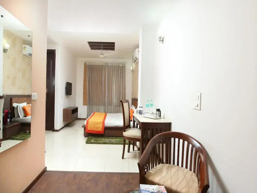 OYO 2216 Hotel Live Inn