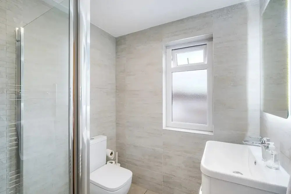 Bright 6 bedroom 3 bath house ideal for Pinewood Studios