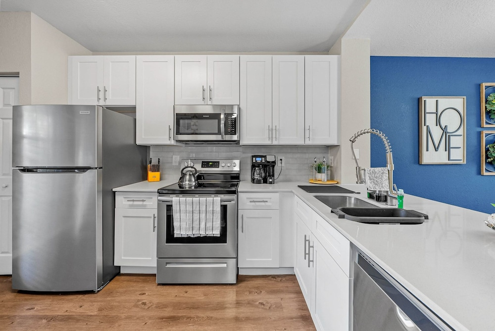 Stylish 2BR 2BA w Pool Gym Near Airport 3