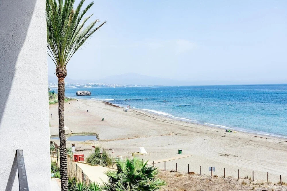 Lap- 3 bed Apartment on the Beach. Families Only