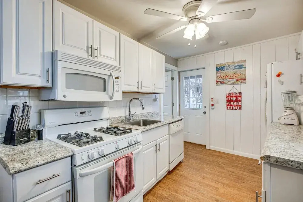 Wildwood Retreat w/ 2 Balconies: 5 Blocks to Beach
