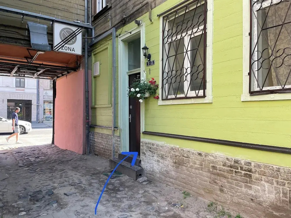 Элегантная квартира с одной спальне и ванной в центре города с бесплатной парковкой