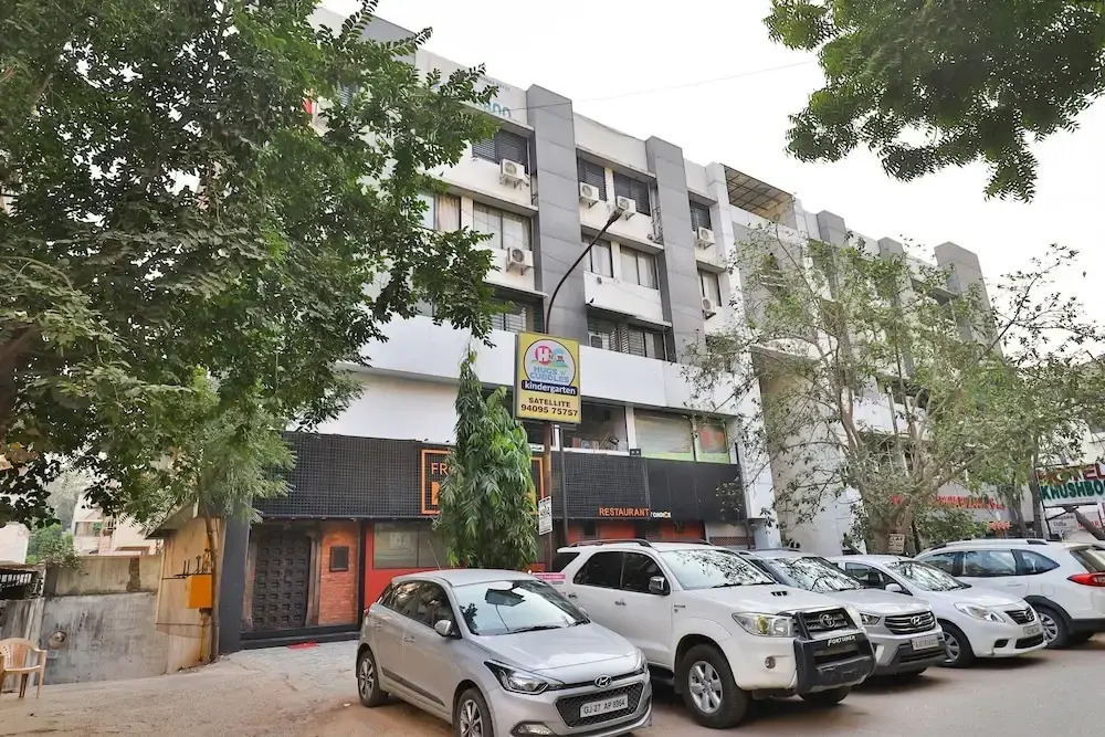 OYO 11985 Hotel Khushboo