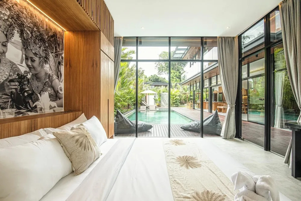 Elegant 6BR Canggu Villa Steps From the Ocean
