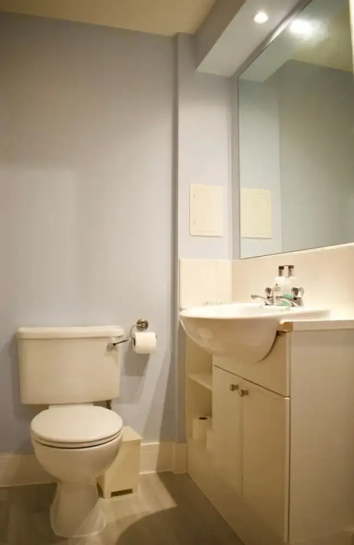 Large 2 Bedroom Flat in Leith With Free Parking