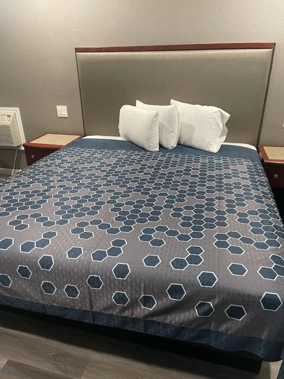 ROYAL MOTEL TRACY