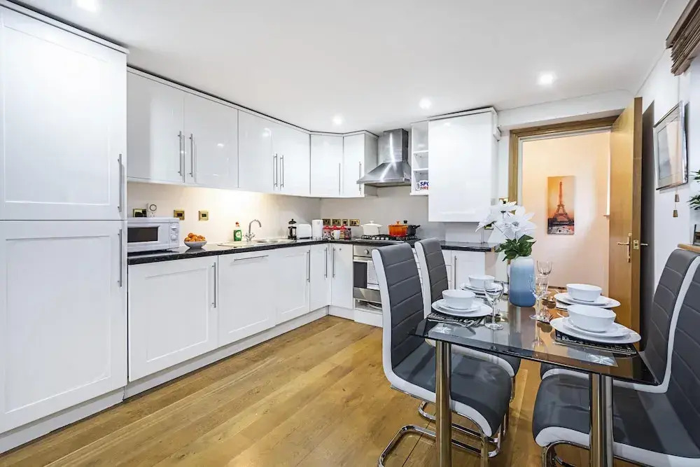 Stunning Light Filled 2 Bed Apartment + Parking Sleeps 7