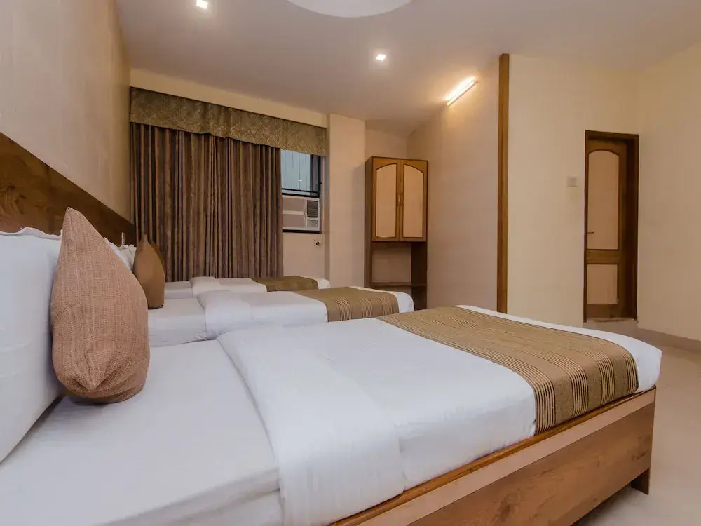 OYO 13105 Hotel Blue Diamond
