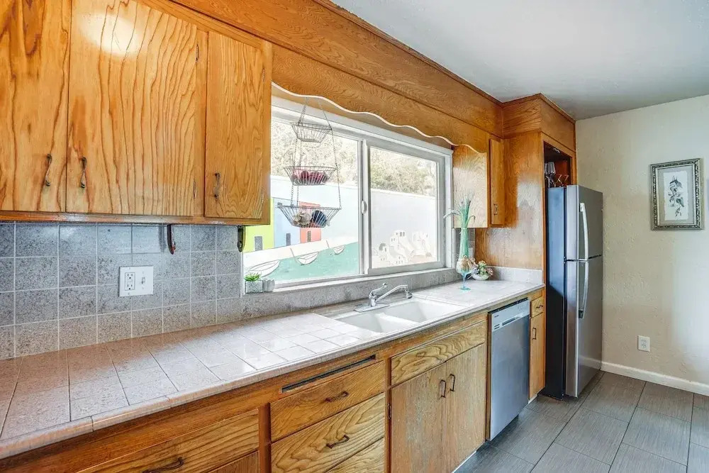Pet-friendly Apartment: 1 Mi to Lake Merritt!