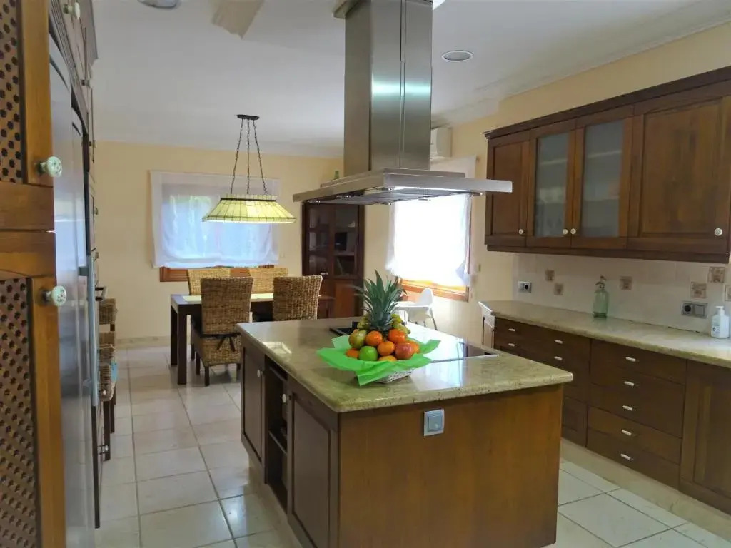 Villa with private pool and tennis court 150 metres from the sea-Villa el Olivo