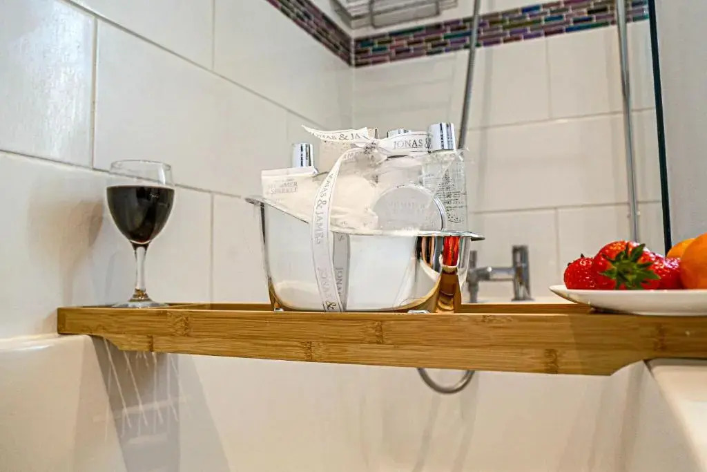 Brookland House with Free Parking, Fast Wifi, Garden and Smart TV with Netflix by Yoko Property