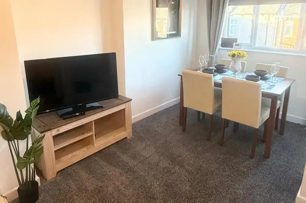 1 Bed Flat - Sleeps 3 - Parking - Pet Friendly