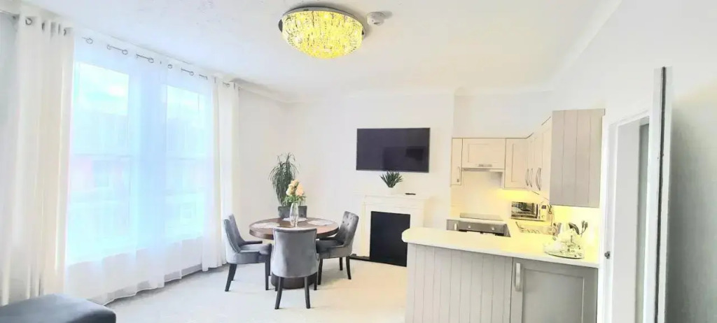 Spacious 3 bedroom flat near the sea