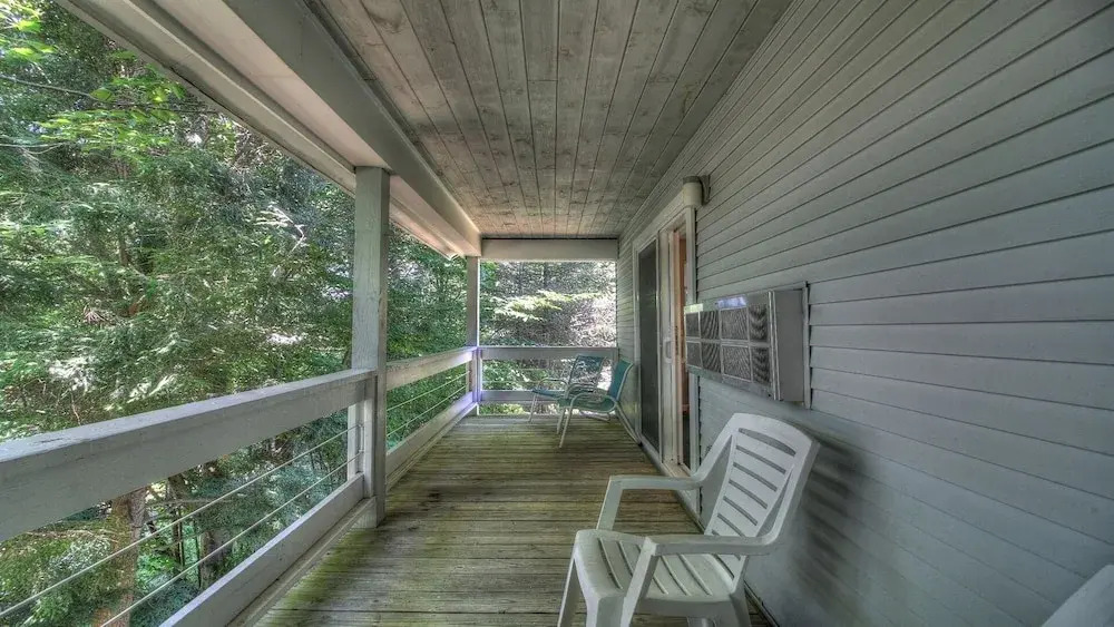 Kcis 342 - Renovated Two Room Condo Suite, Close To Mountain!