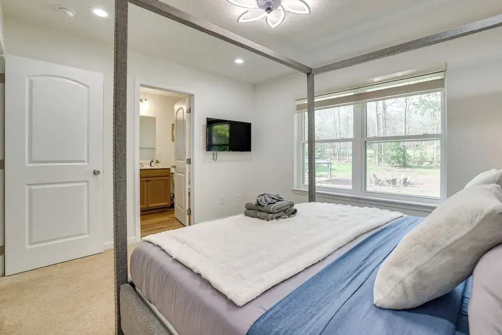 Hot Tub + Lake Access: Spacious Tobyhanna Home