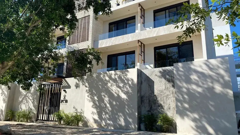 Deluxe Studio Direct Exit to the Pool