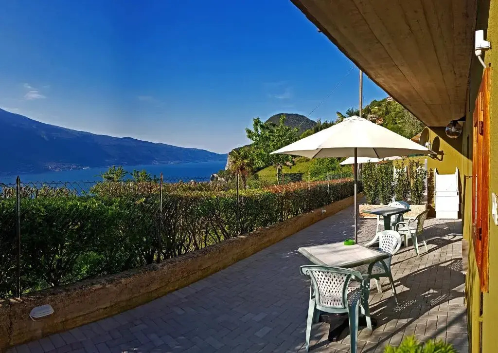 Bellavista lago Apartment patio and view by Gardadomusmea