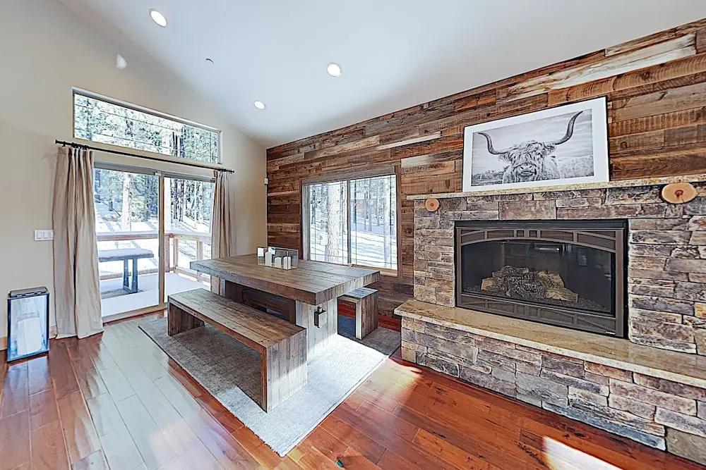 Lavish New-build: Private Hot Tub & 2 Living Areas 4 Bedroom Home