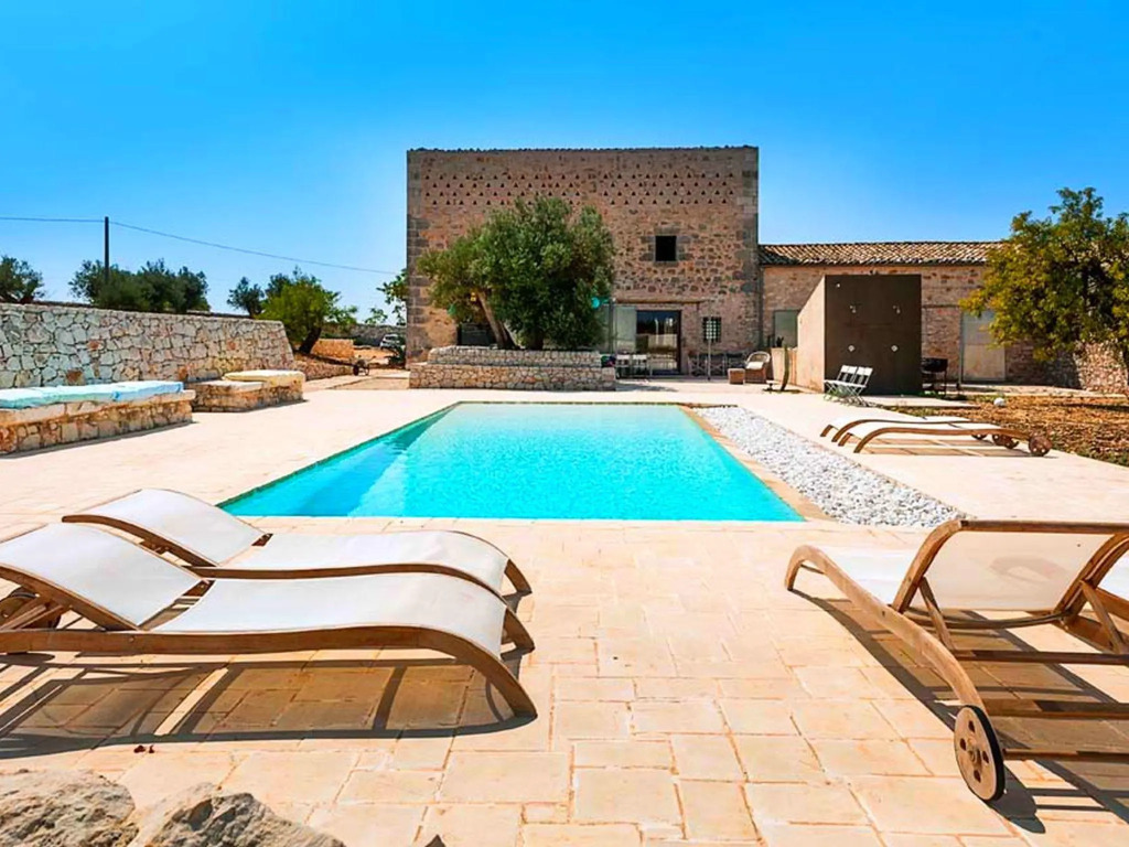 Lush Holiday Home in Ragusa with Pool & Antique Interiors