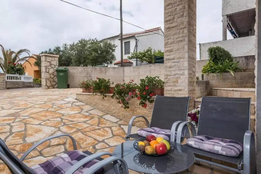 Apartments with parking space Zadar - 18809