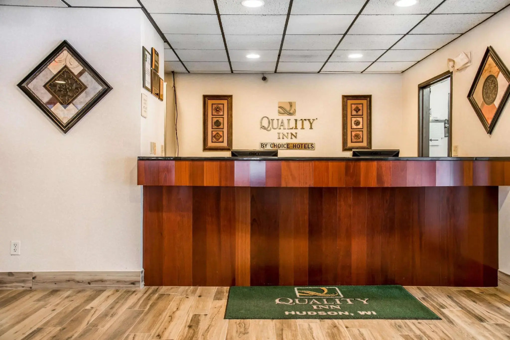 Hudson Inn & Suites