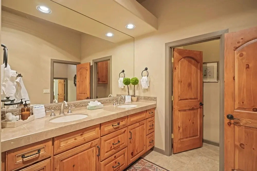 Hot Tub Home Near Golf and Sharc
