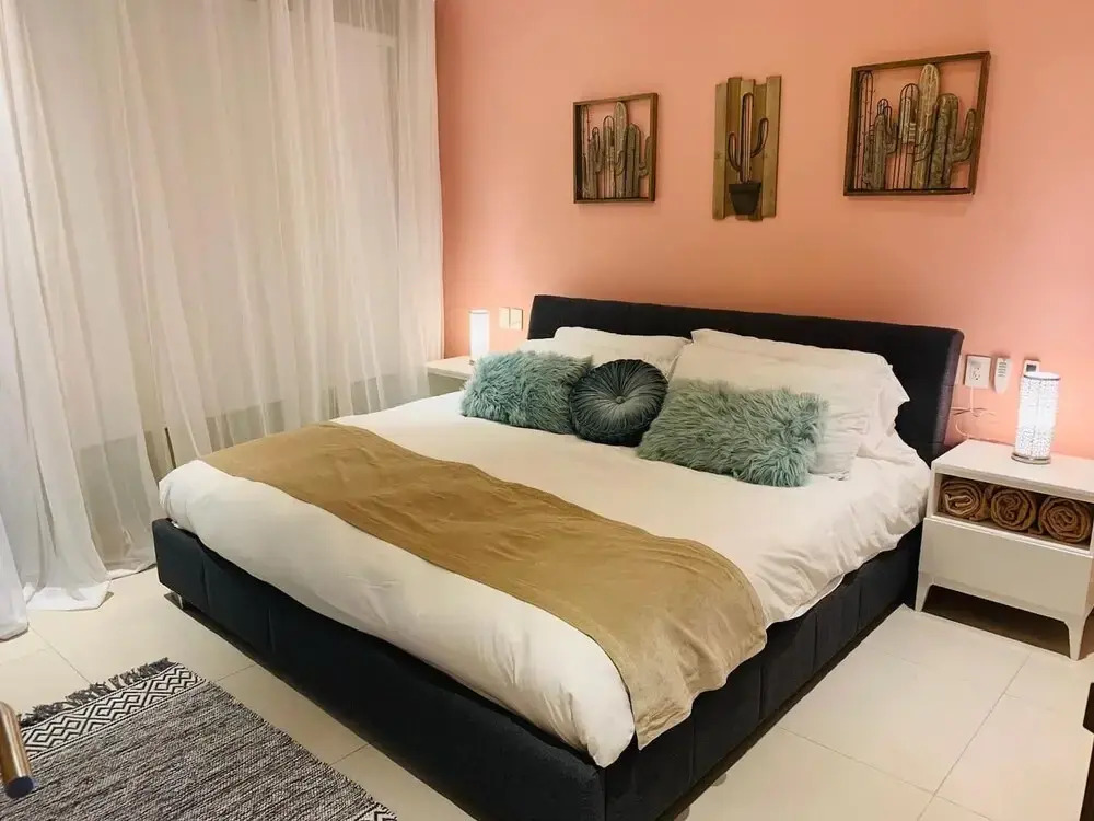 Modern Condo quiet and close to beach