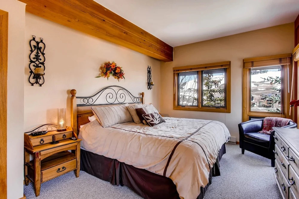 Unique & Modern 3 Br/2ba - Ski-in/ski-out 3 Bedroom Condo - No Cleaning Fee! by RedAwning