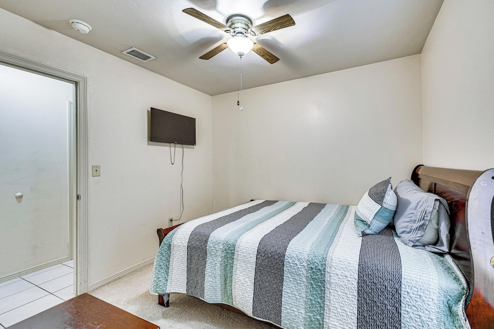 Hot Tub! Dog-friendly Gem 6 Mi to Dtwn Brownsville
