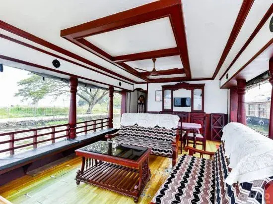 Oyo 25089 Gold River Indraprastha Houseboat