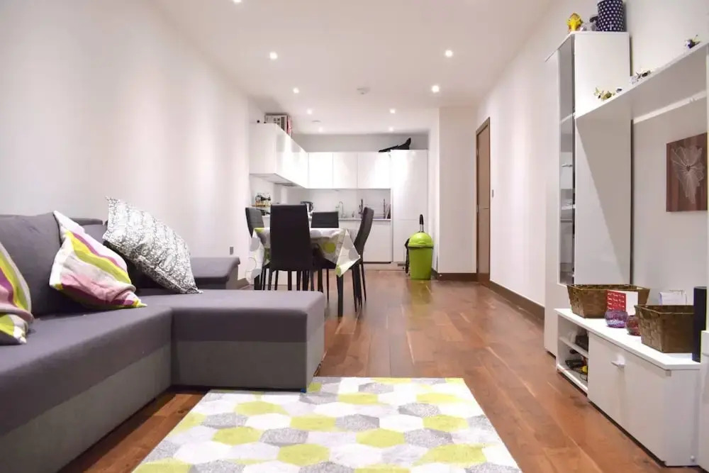 1 Bedroom Apartment Accommodates 4 in Kilburn