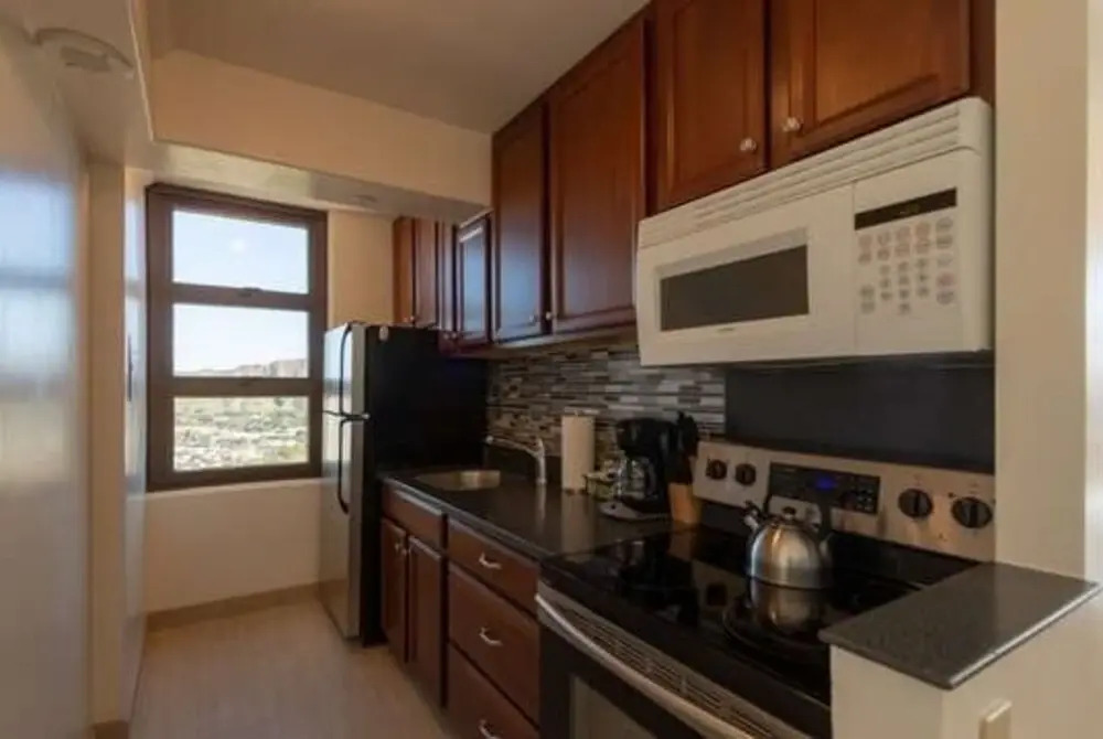 37th Floor Condo with Sweeping Ocean Views & Free parking!
