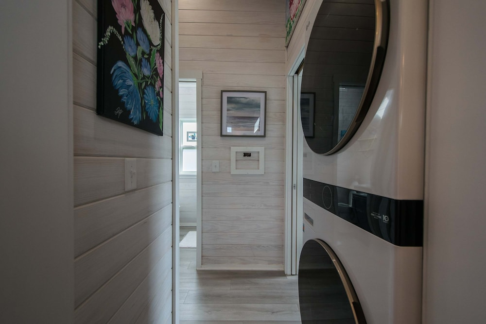1BR Tiny Home w King Bed Outdoor Space