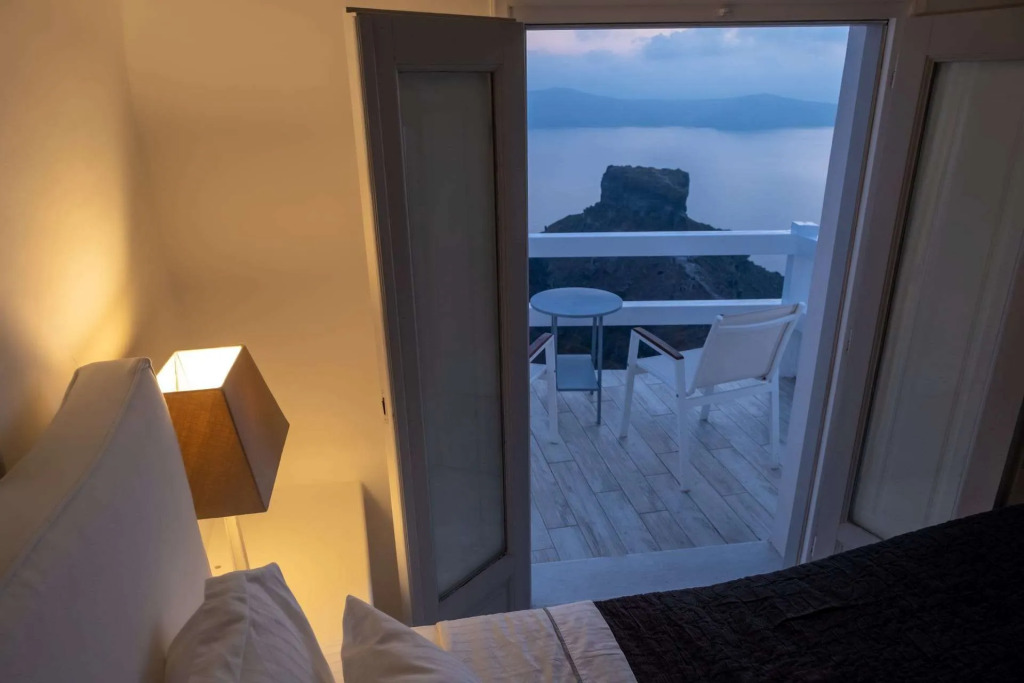 Anemos Cave Suites