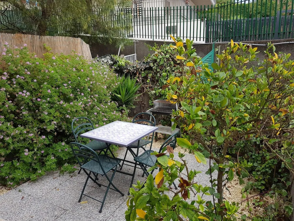 Monovano Furnished With a Small Garden