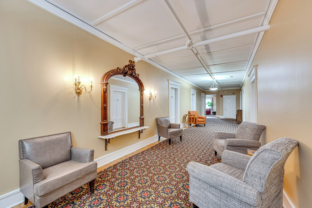 On Historic Main Street: Walkable & Quaint Apt!
