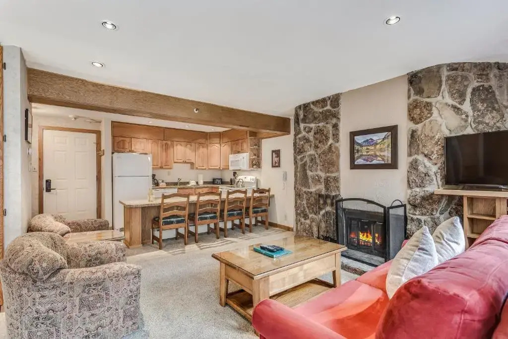 Laurelwood Condominiums Studio Premier Unit 407
