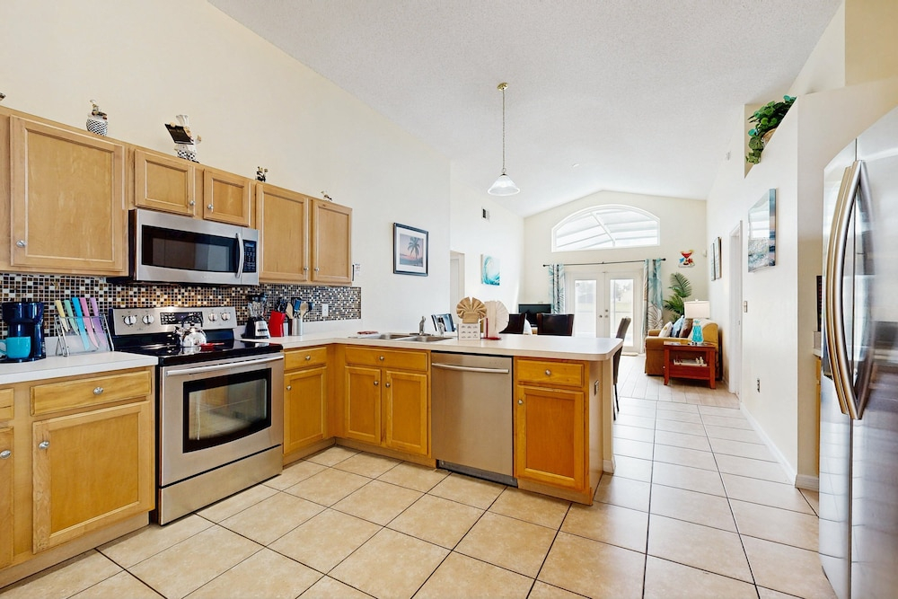Cozy Home With Private Pool, Billiards, Central AC, Enclosed Yard