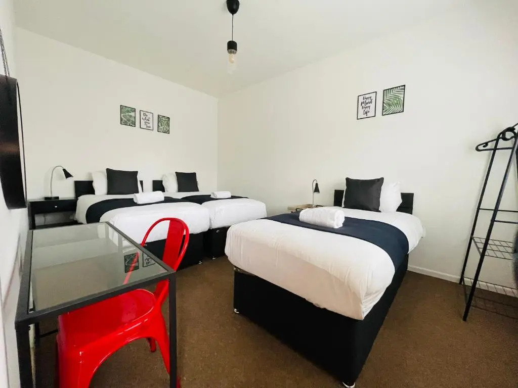 Cheerful 5-bedroom with free parking