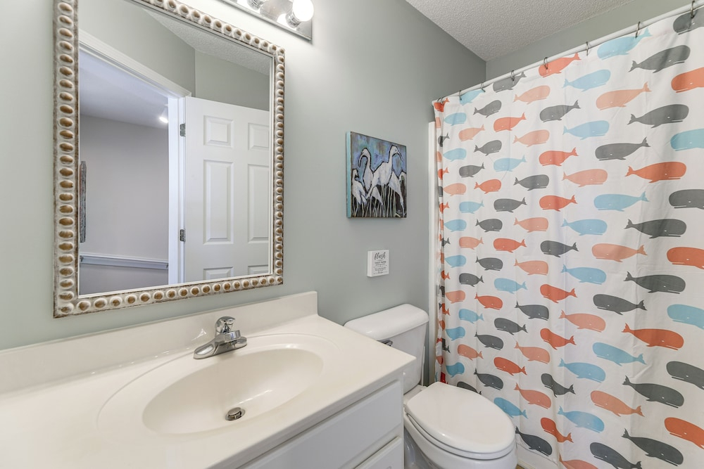 Well-equipped Emerald Isle Townhome: Pets Welcome!