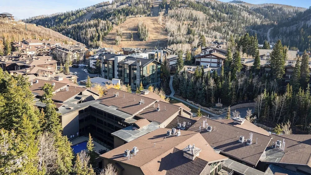 Mountain Charm, Stone Fireplace, Chef's Kitchen, & Balcony Cedar Ridge by Avantstay
