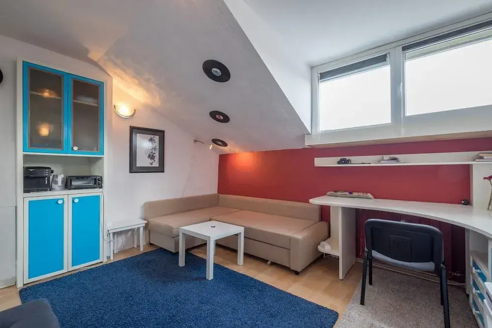 TOP CENTRAL Hideout close to Everything AC + WIFI + TV