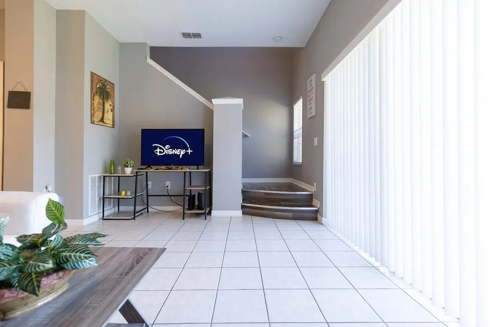 3BR Townhome Steps From Theme Parks Sleeps 6