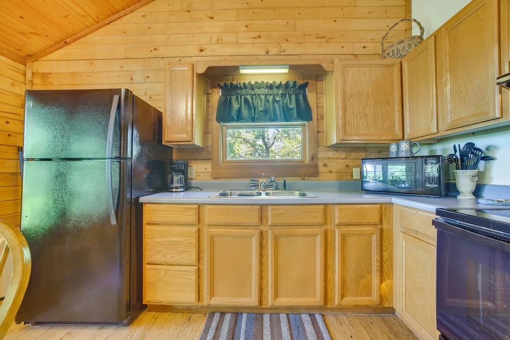 Studio w/ Mtn Views, 1 Mi to Thorncrown Chapel!