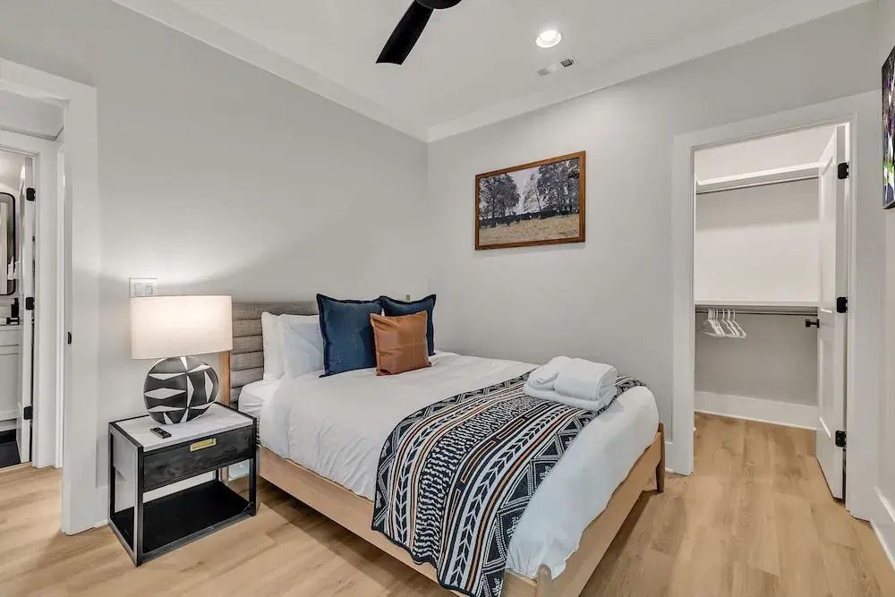 Bass - Private Rooftop - 8 Mins to Broadway
