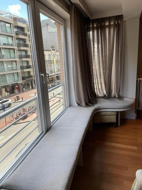 Ruim appartement vlakbij zee met parking