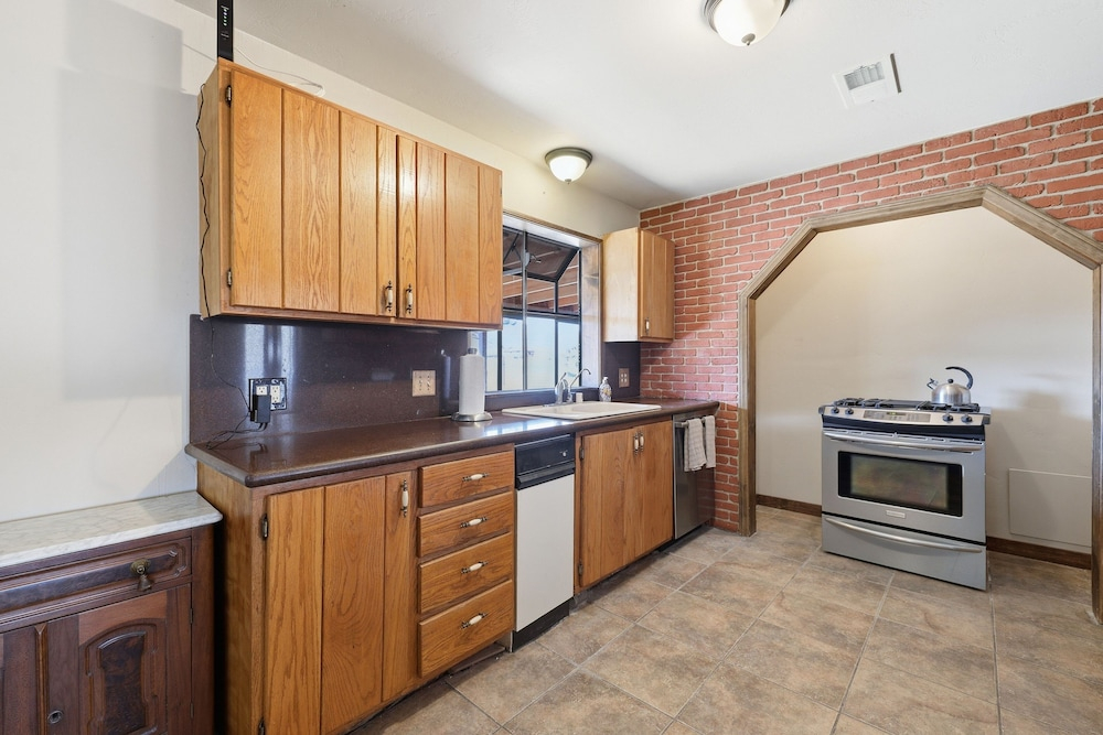 Desert Paradise: Walk to Pappy's - EV and Sleeps 8