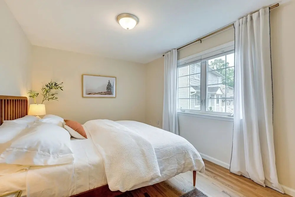 Walk to Shops & Dining: Glen Cove Apt w/ Yard!